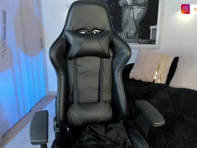 BellaRossi — Put your fingers in my wet pussy  Goal: FUCK ME IG: @bella_rossix @remain Tkns 