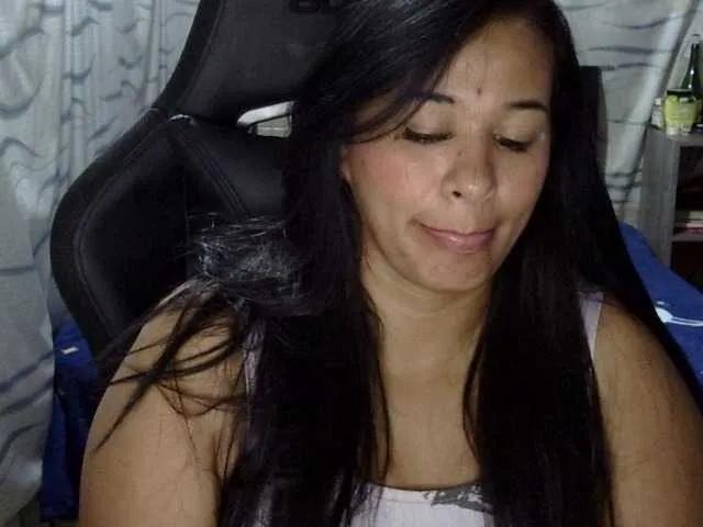 Letty33 on BongaCams