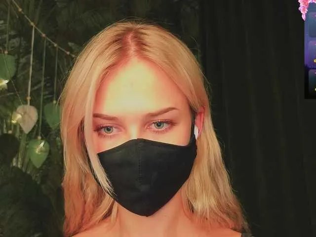 Meeeeow on BongaCams