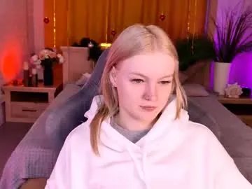graceglamour — I can be sexy in jeans, check it out // GOAL: Hand dance (Soku Bachi) [1 token left] #teen #nonude #blonde #natural #skinny