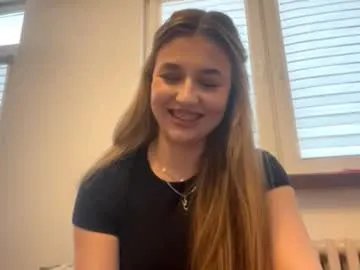gregoriastaschke — Hi guys! I'm Sara and I'm #new here. It's my first day Goal: Make a heart #18 #cute #young #shy [15 tokens remaining]