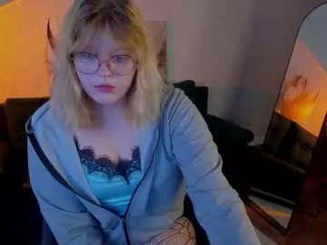 luna_c0ra — Get up and spin around [9 tokens left] Hi, my name is Luna, it's my first day here #new #teen #18 #shy #nonude