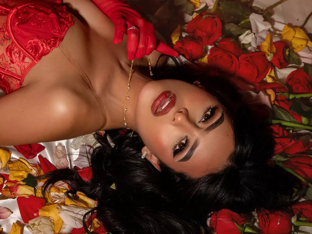 ElliahRosse — I love learning, growing, and connecting with people who are real. I believe in genuine love, in caring for each other, and in living every moment with passion. If I enjoy something, I never say no... I dive in and savor it fully